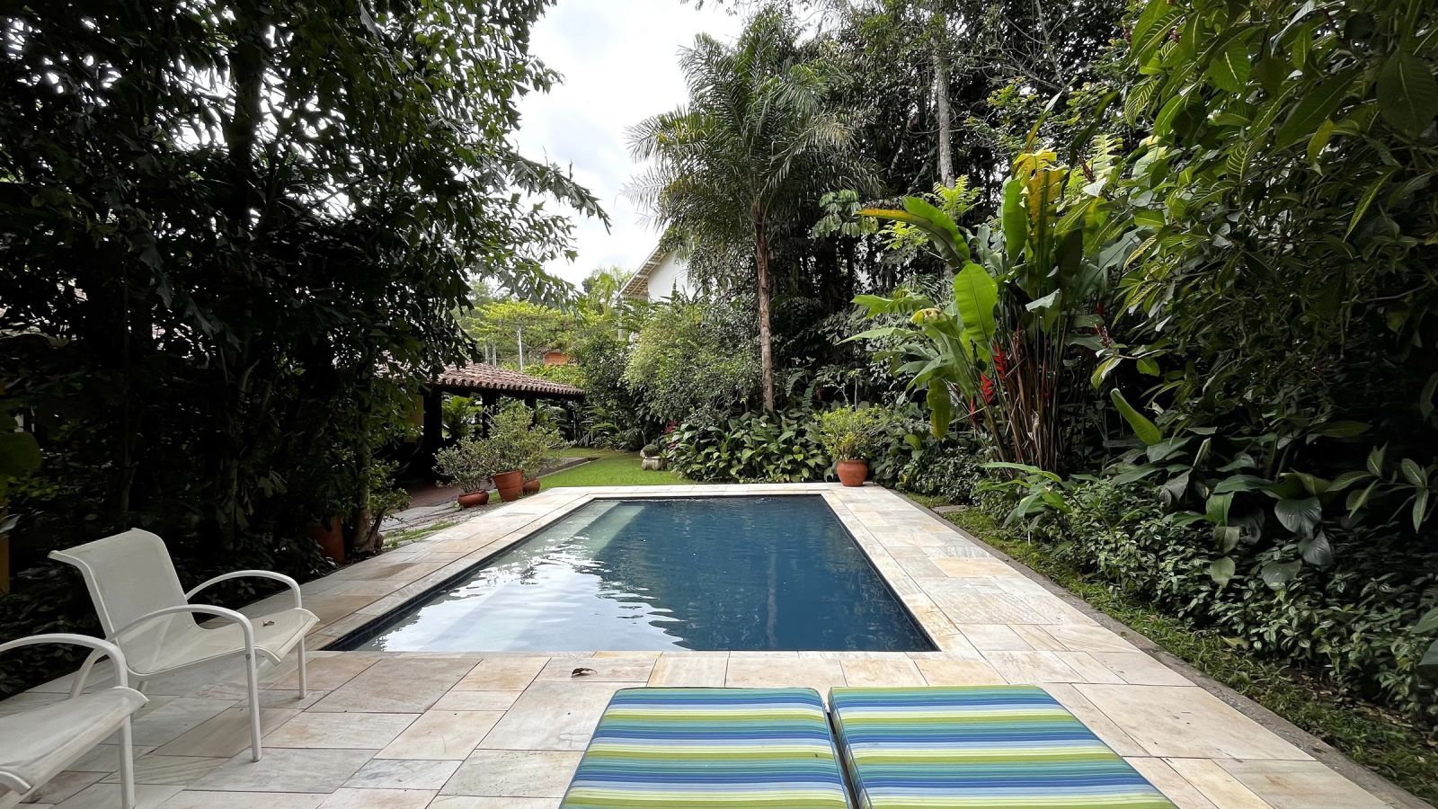 Piscina entre a mata – Casa 853
