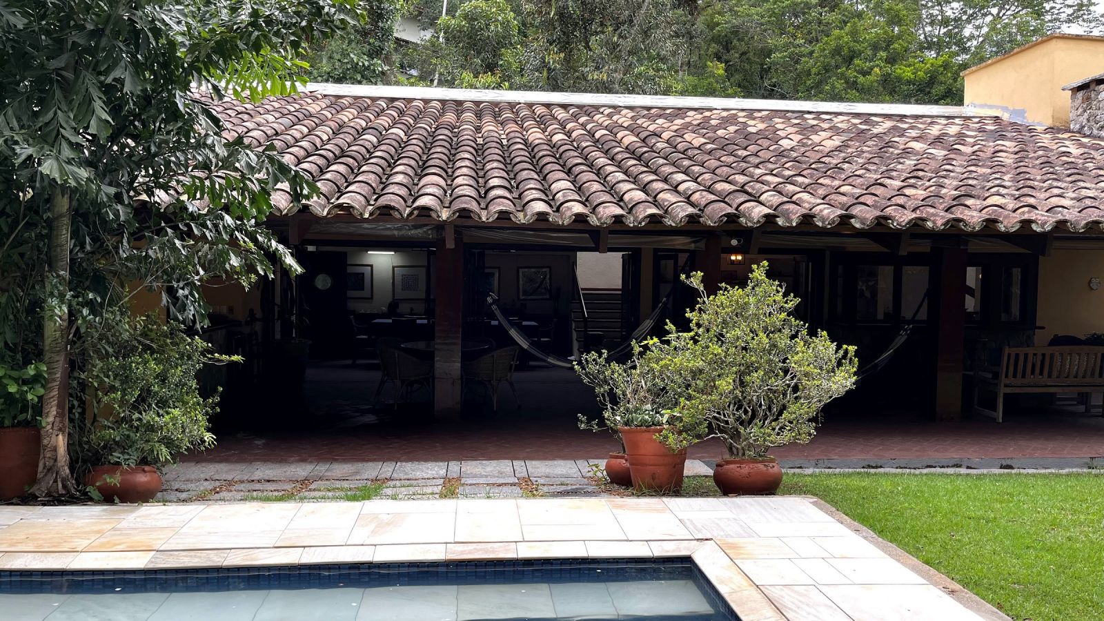 Varanda aberta para a piscina – Casa 853