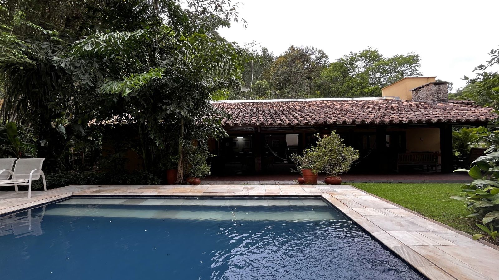 Piscina aquecida com a casa ao fundo – Casa 853