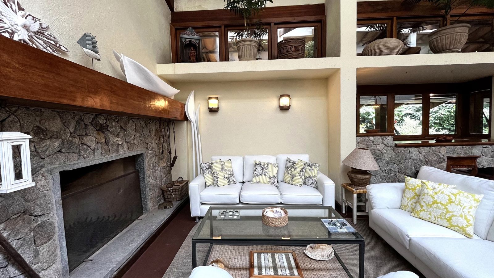 Sala de estar com lareira – Casa 853