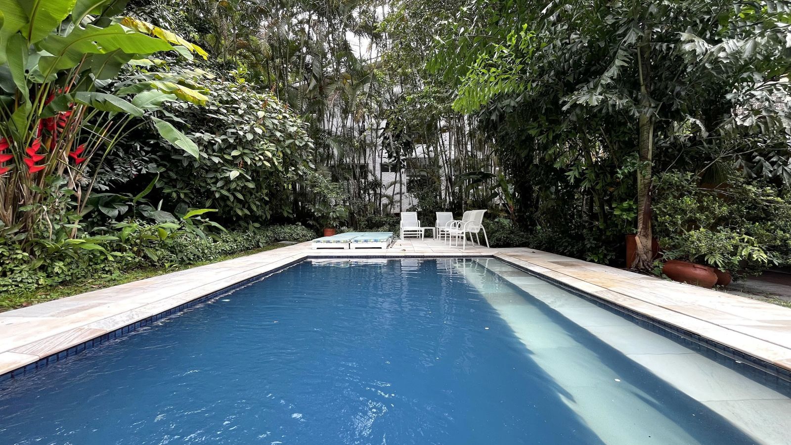 Piscina e jardim – Casa 853