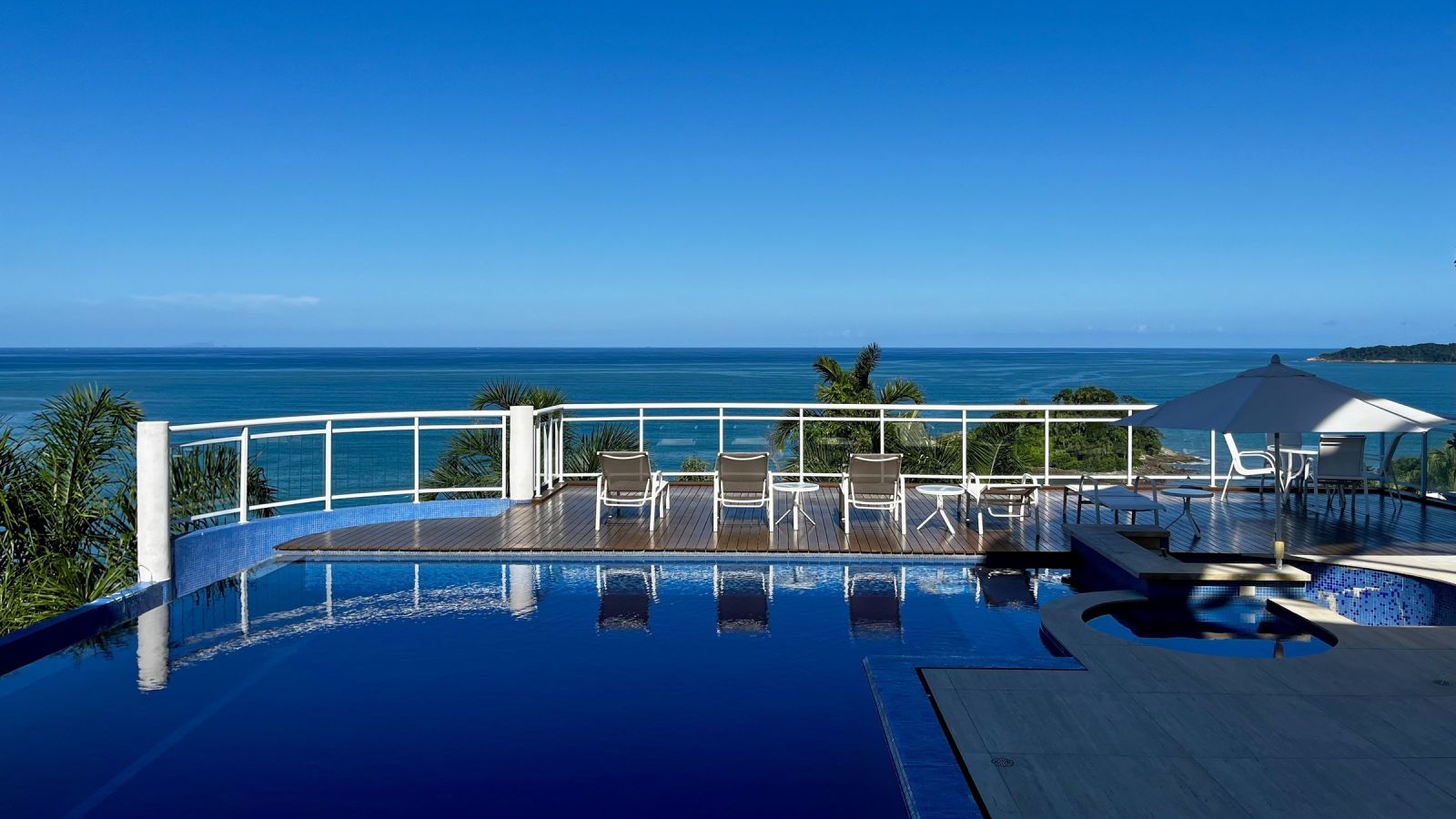 Piscina com borda infinita – Casa 840