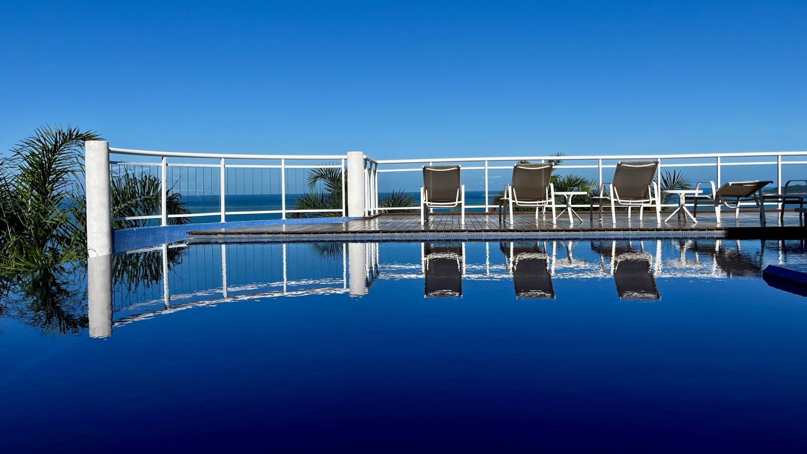 Borda infinita e reflexo do céu – Casa 840