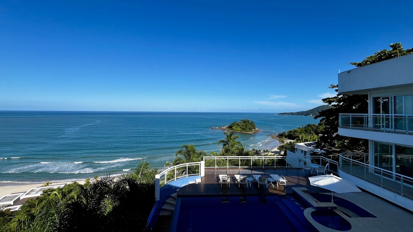 Piscina e mar vistos do terraço superior – Casa 840