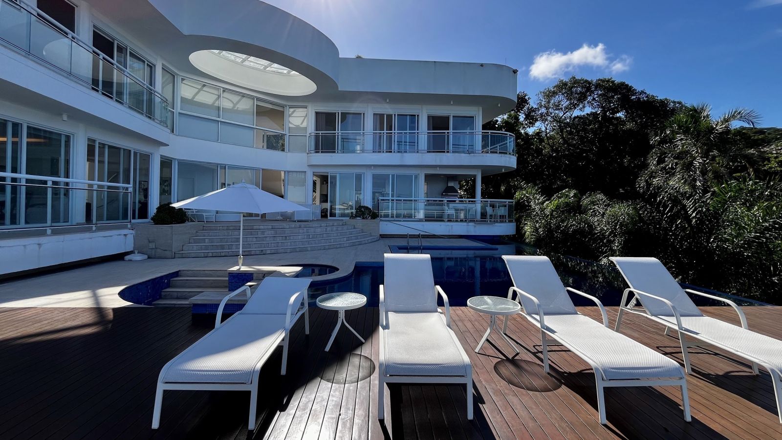 Deck de madeira com espreguiçadeiras – Casa 840
