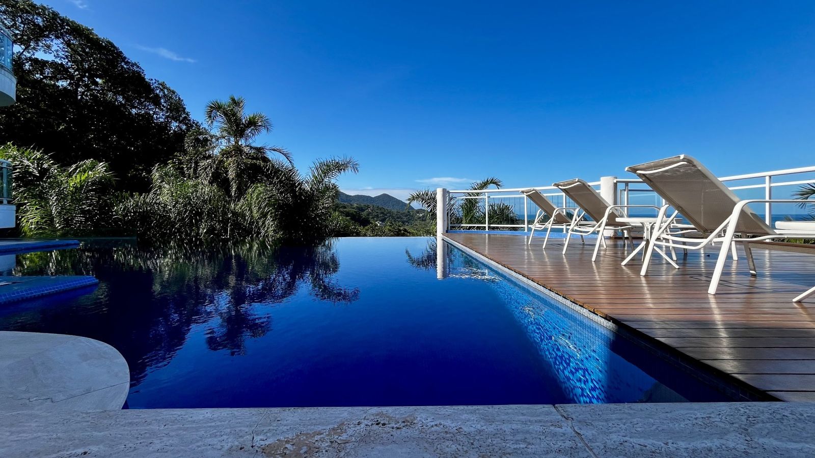 Piscina emoldurada pela mata – Casa 840