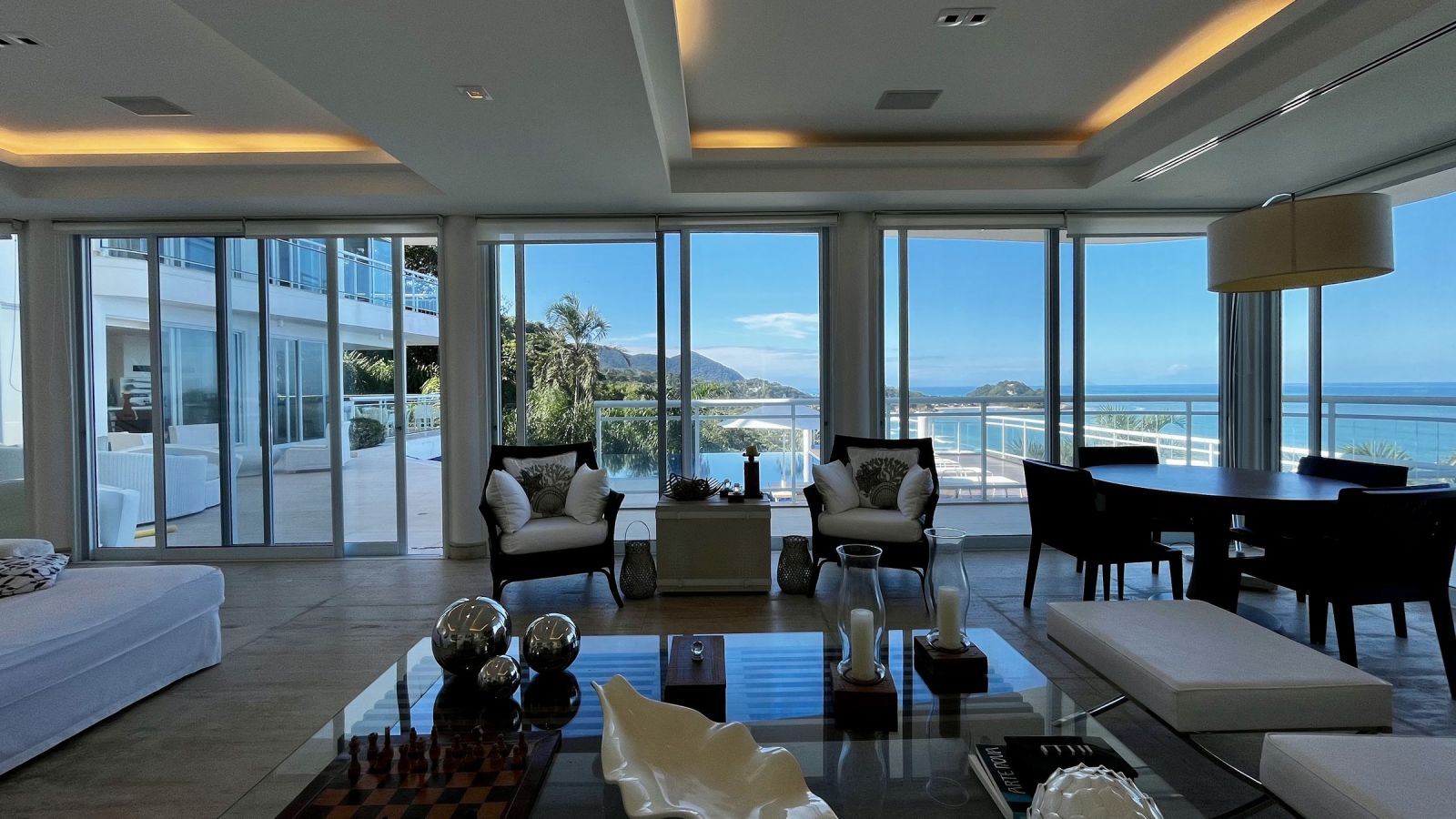 Estar com vista para o mar e a serra – Casa 840