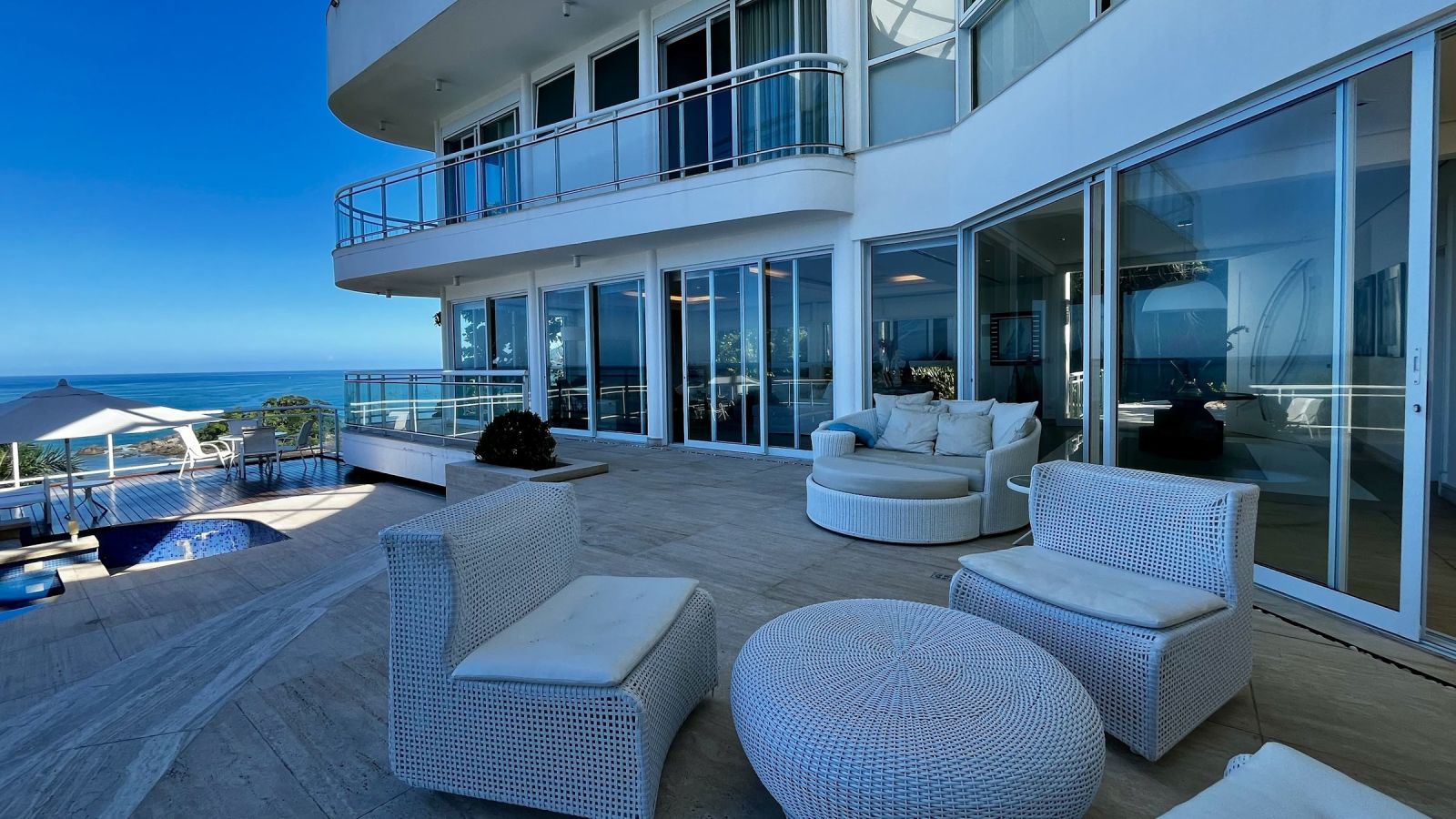 Terraço com lounge ao lado da piscina – Casa 840