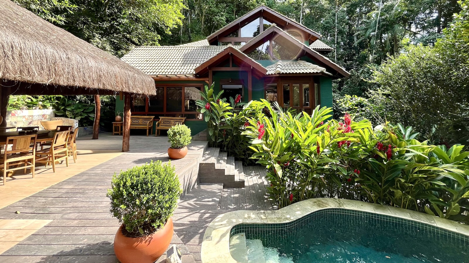 Conjunto da piscina imerso na mata – Casa 824