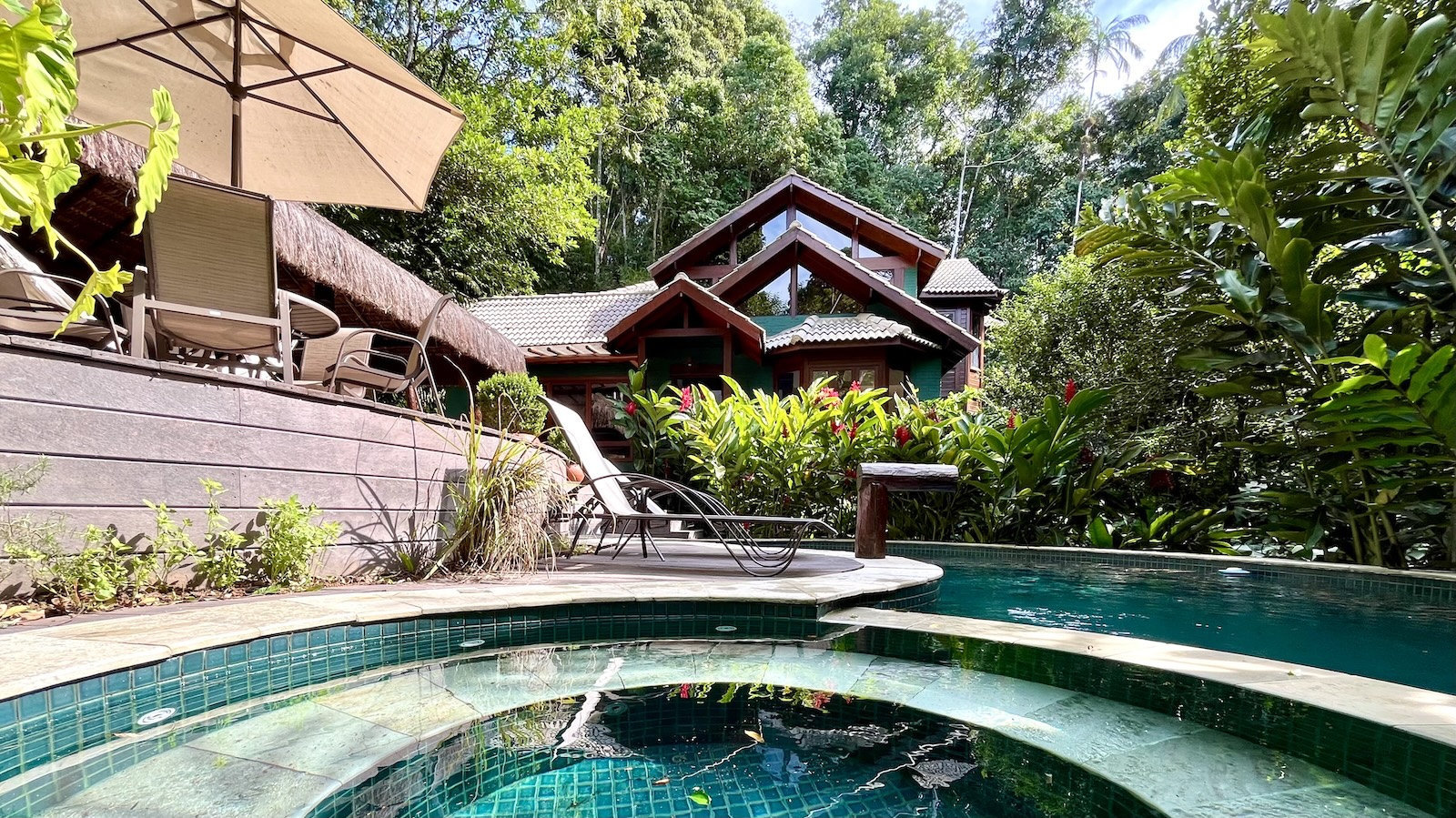 Deck em madeira conectando piscina e área coberta – Casa 824