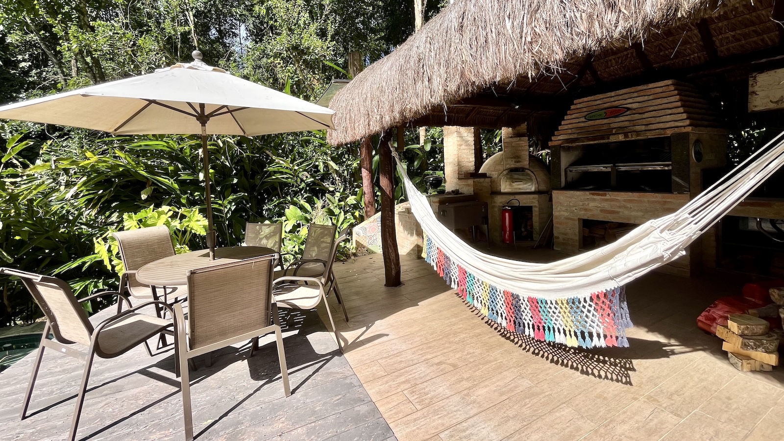 Deck em madeira com bancos e vista para jardim – Casa 824