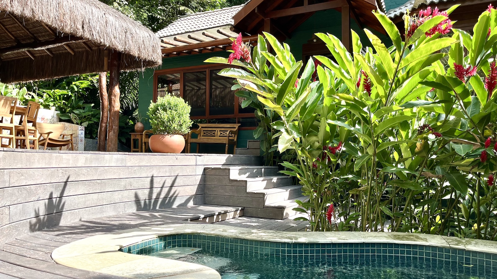 Área de lazer com piscina e guarda-sol – Casa 824