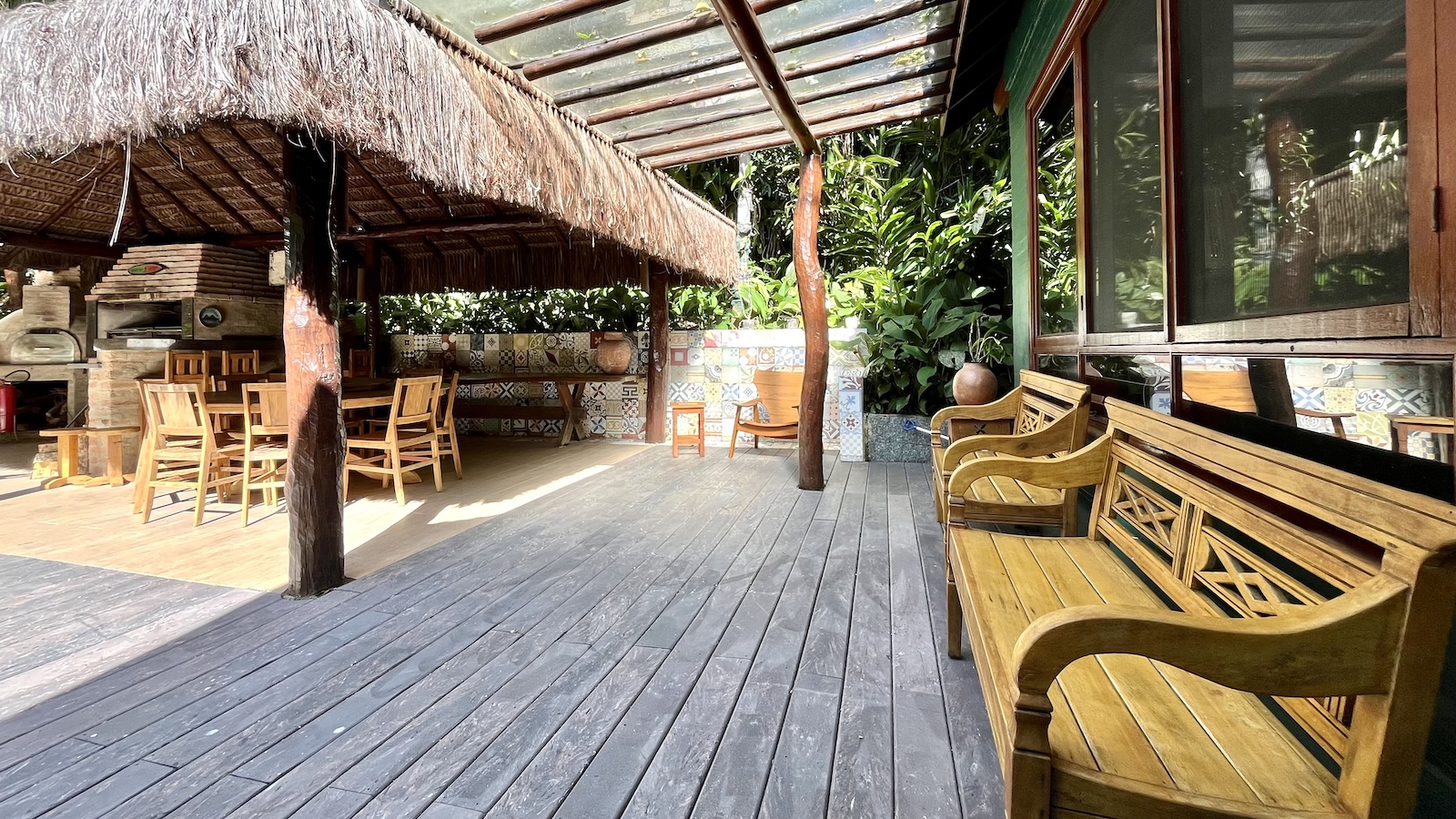 Varanda com deck em madeira e jardim tropical – Casa 824