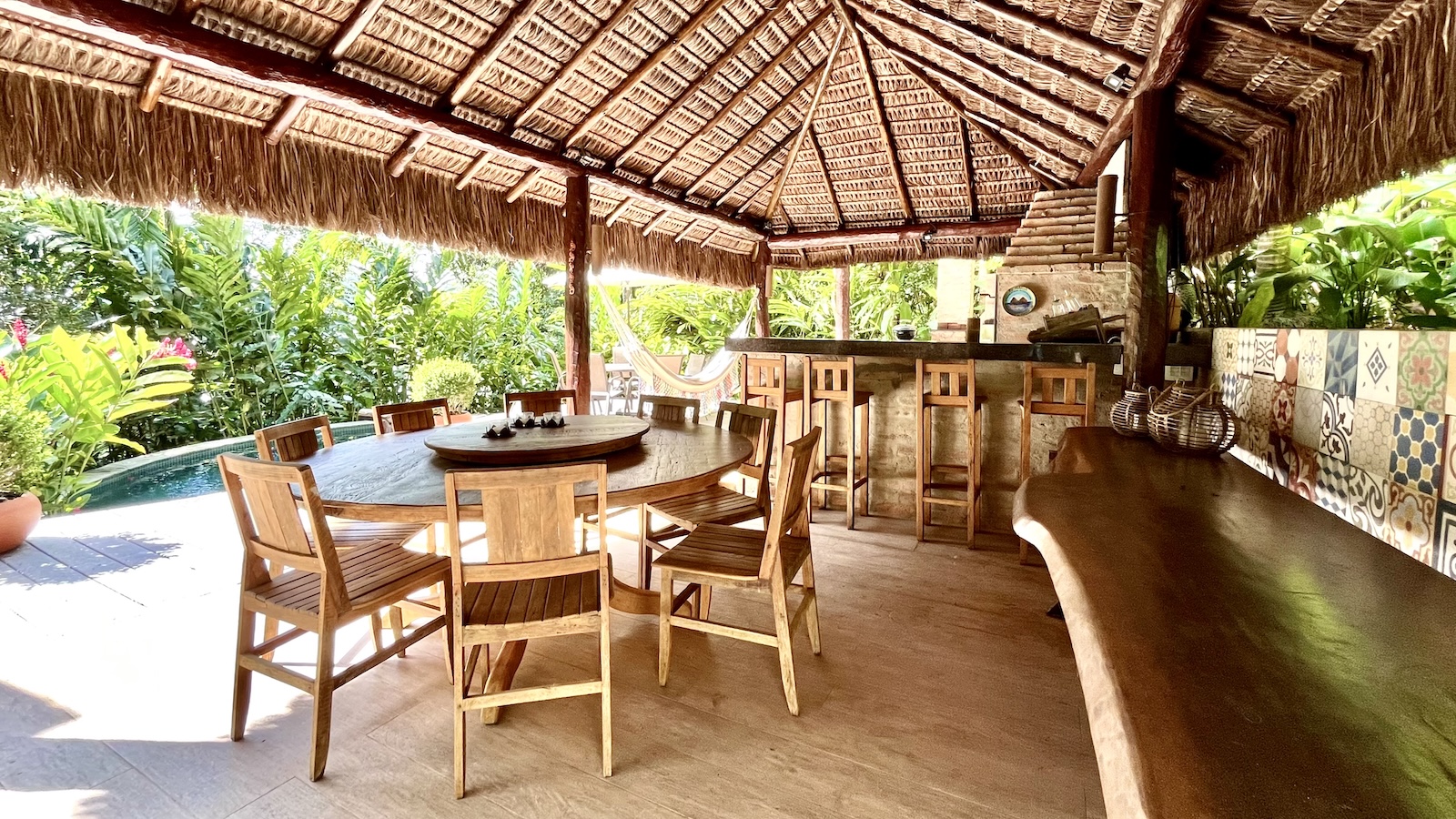 Piscina integrada ao deck e área gourmet – Casa 824