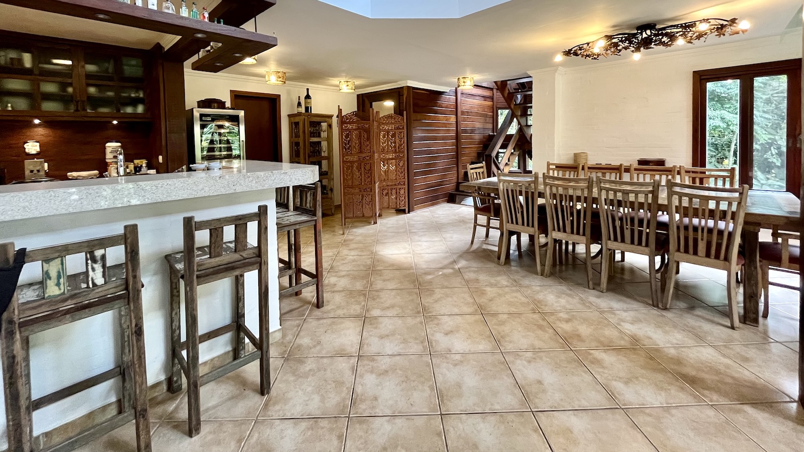 Quarto com janela ampla e vista para vegetação – Casa 824
