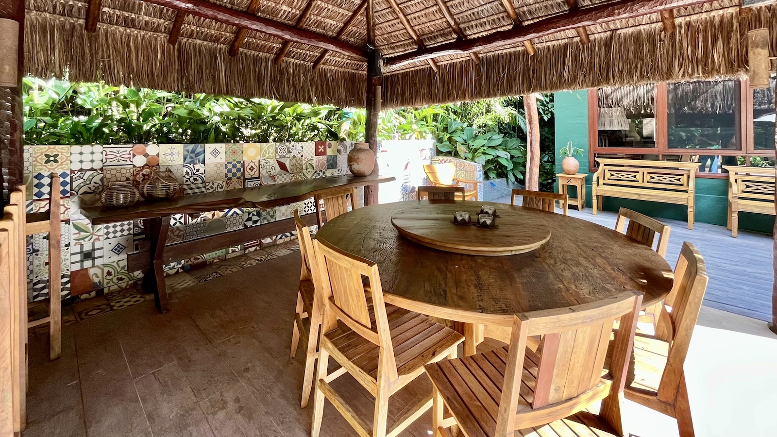 Espaço gourmet com cobertura em sapê e rede – Casa 824