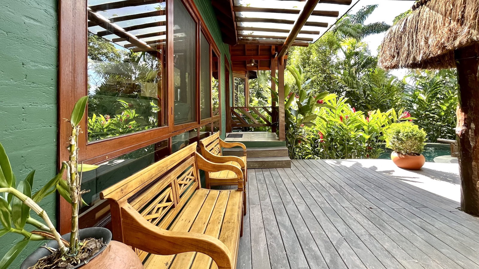 Deck em madeira com espaço gourmet coberto – Casa 824