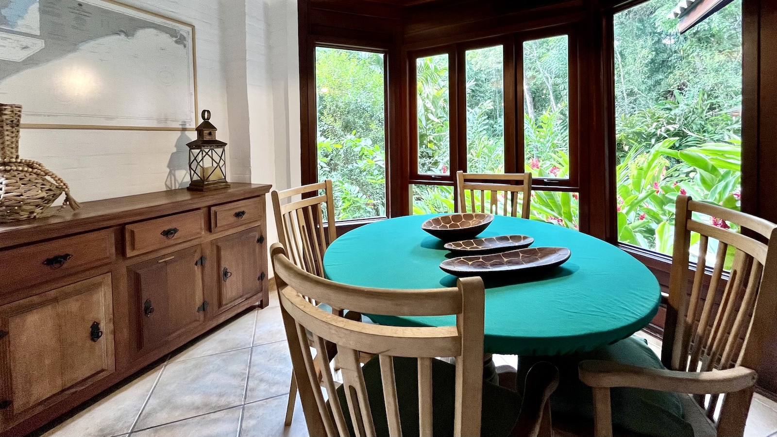 Suíte com mobiliário em madeira e parede texturizada – Casa 824
