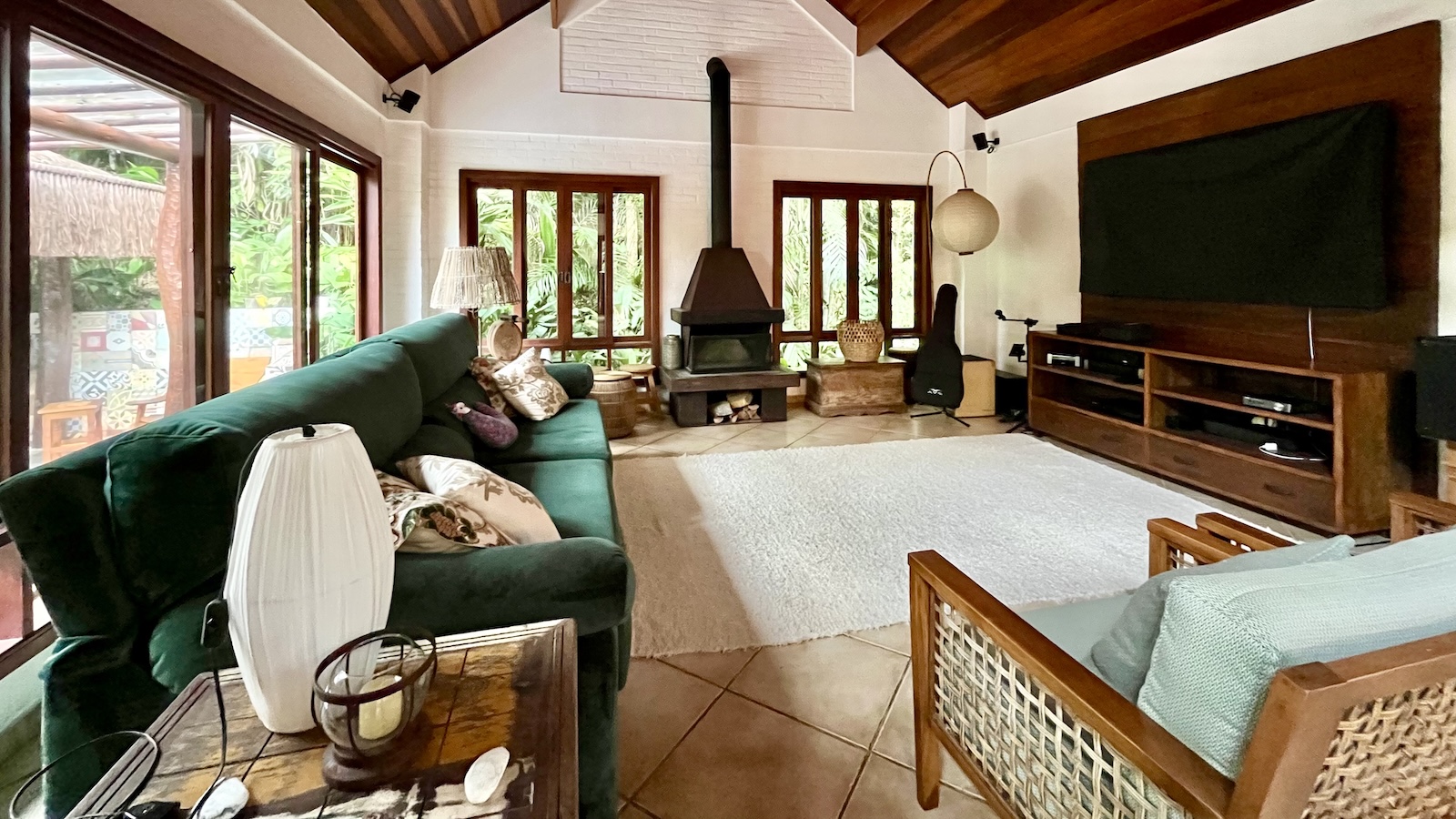 Suíte integrada à mata com forro em madeira – Casa 824