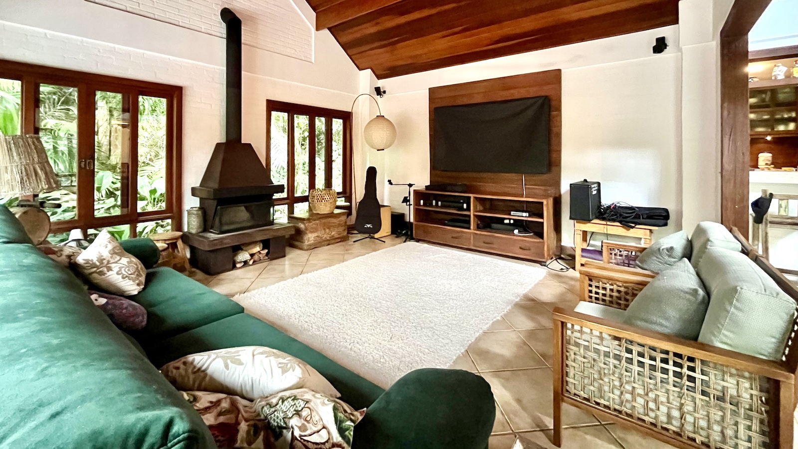 Quarto com forro de madeira e iluminação pendente – Casa 824