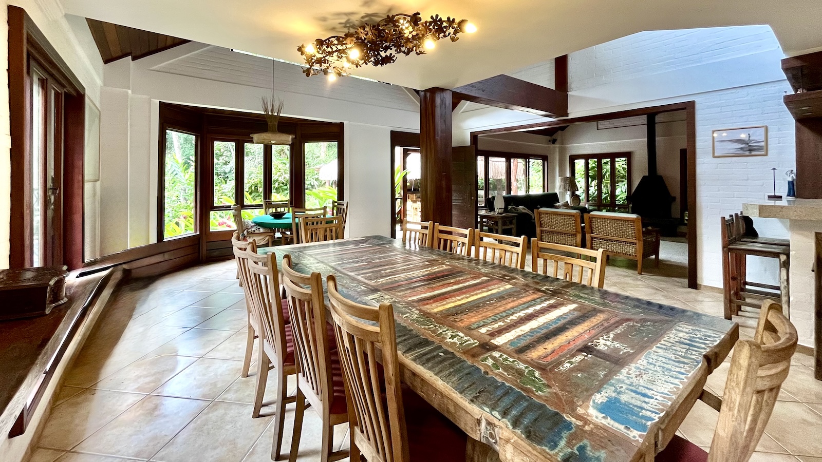 Suíte integrada com revestimento texturizado em tons claros – Casa 824