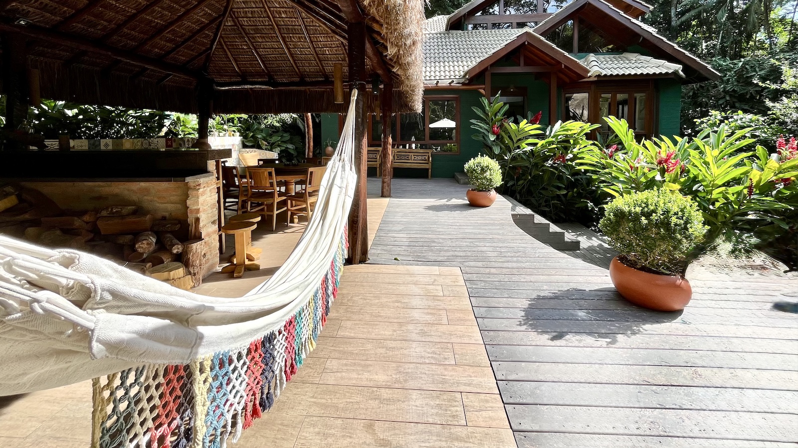 Deck em madeira integrado ao jardim tropical – Casa 824