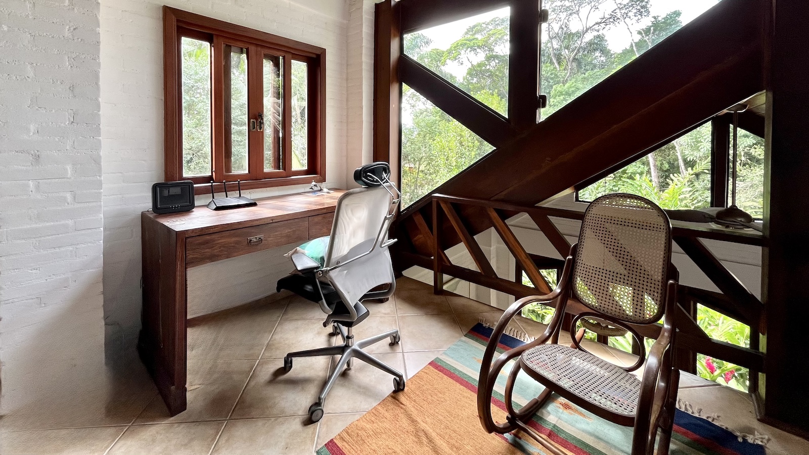 Ambiente mezanino com estrutura de madeira aparente – Casa 824