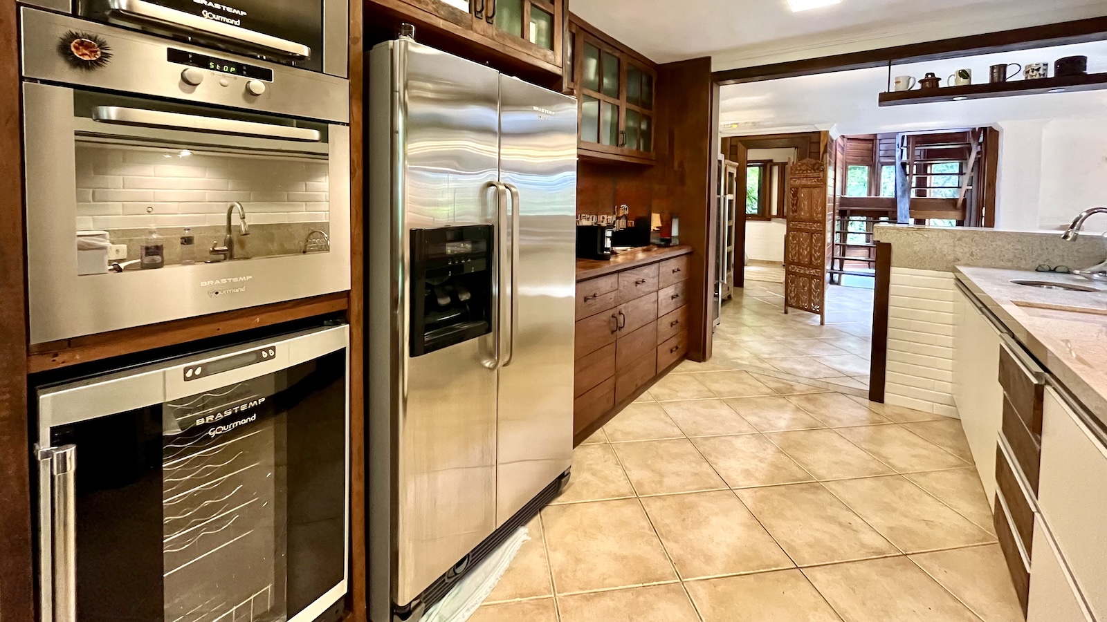 Casa rústica e charmosa à venda no Condomínio São Pedro, Guarujá – 5 suítes e deck entre a mata por R$ 7.500.000 – foto 35