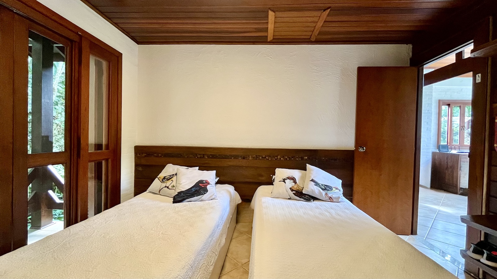 Casa rústica e charmosa à venda no Condomínio São Pedro, Guarujá – 5 suítes e deck entre a mata por R$ 7.500.000 – foto 45