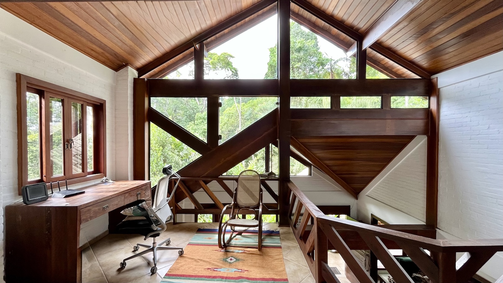 Espaço com pé-direito duplo e estrutura em madeira – Casa 824