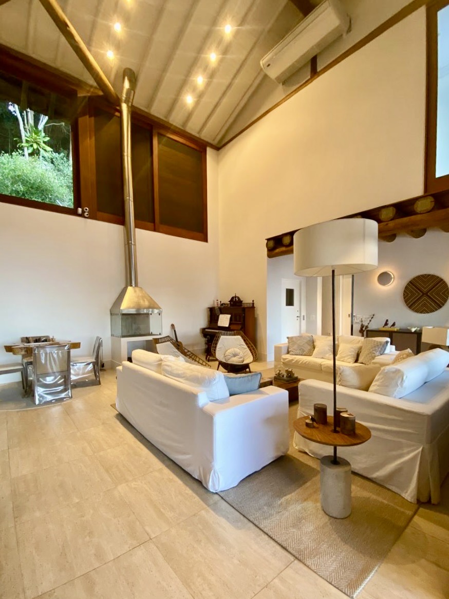 Lounge integrado com estrutura em madeira – Casa 820
