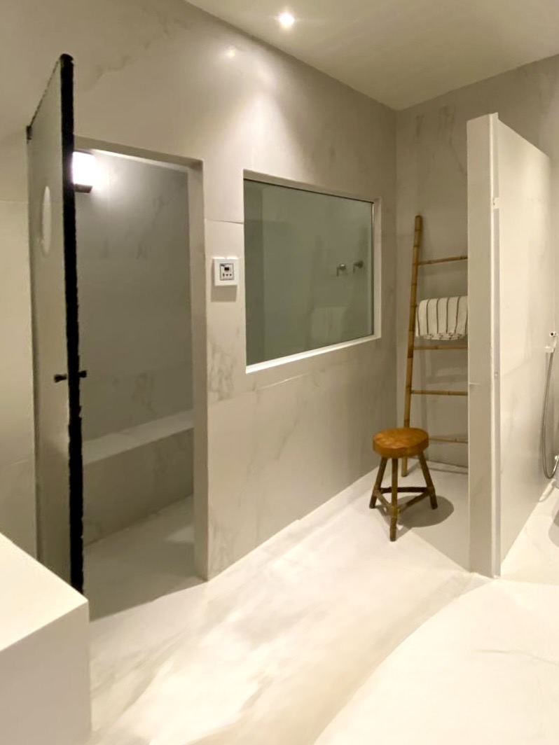 Hall de entrada com arte contemporânea e iluminação pendente – Casa 820
