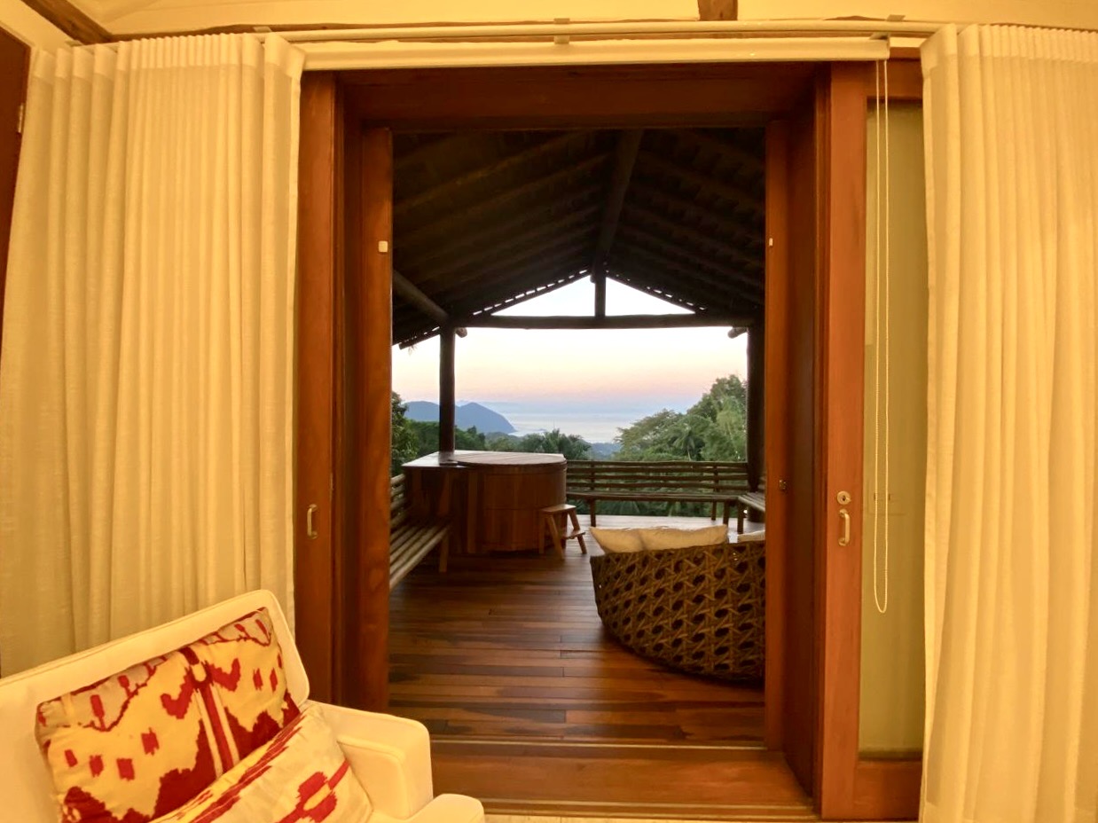 Sala de estar com marcenaria e acabamento contemporâneo – Casa 820