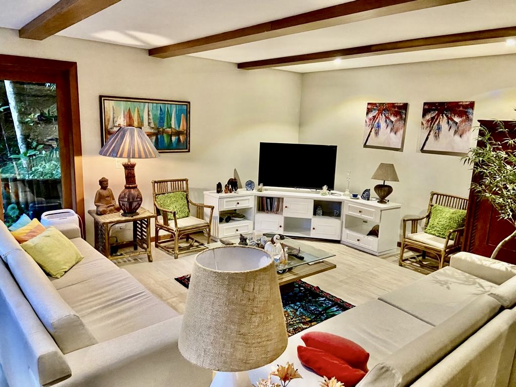 Conjunto arquitetônico com deck em madeira e piscina – Casa 787
