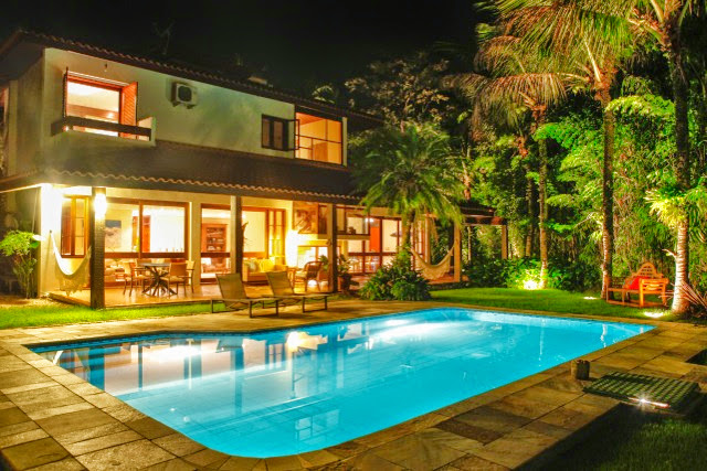 Sala de jantar integrada ao jardim tropical – Casa 702