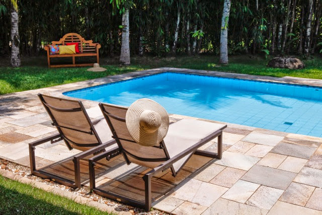 Caminho em pedra e seixos pelo jardim tropical – Casa 702