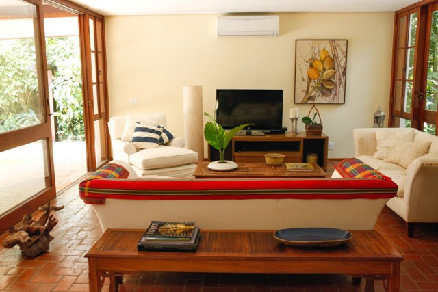 Sala ampla com piso de cerâmica e arte colorida – Casa 702