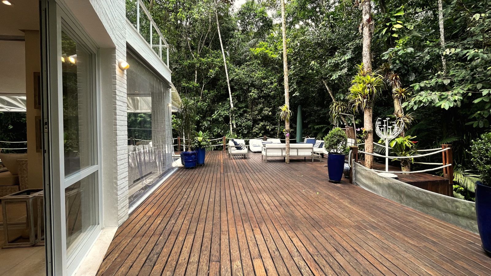 Deck amplo ao lado da sala
