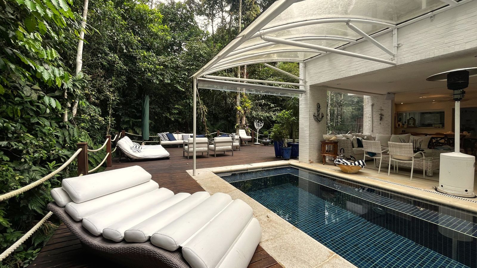 Espreguiçadeiras à beira da piscina