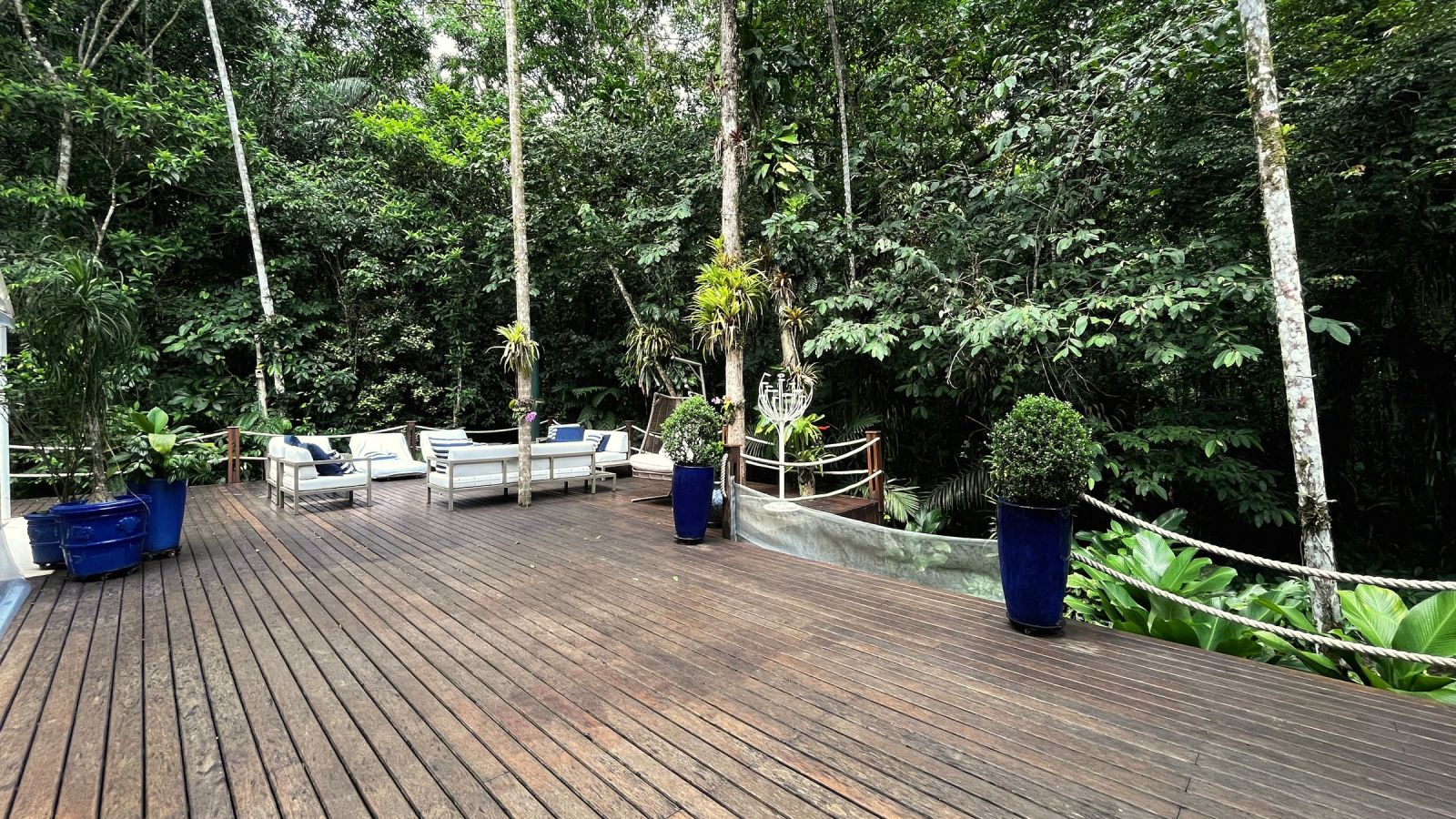Deck com lounge e jardim tropical