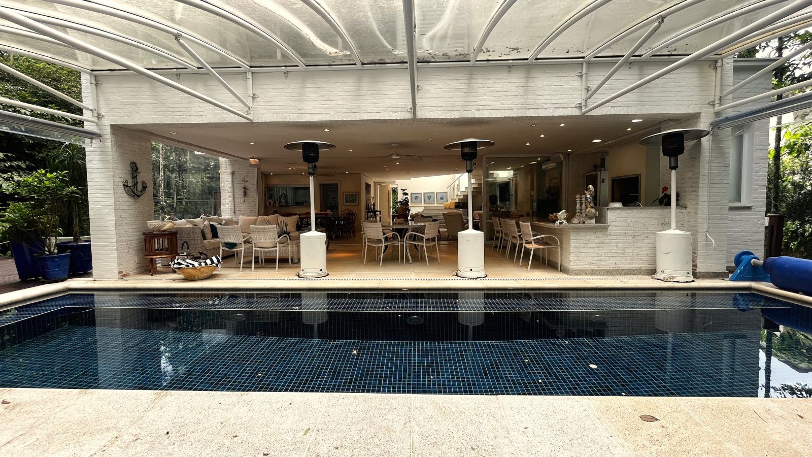 Piscina e área gourmet no mesmo nível
