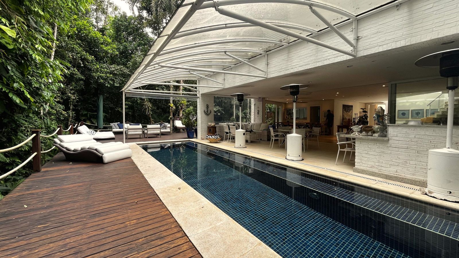 Piscina aquecida integrada à área gourmet