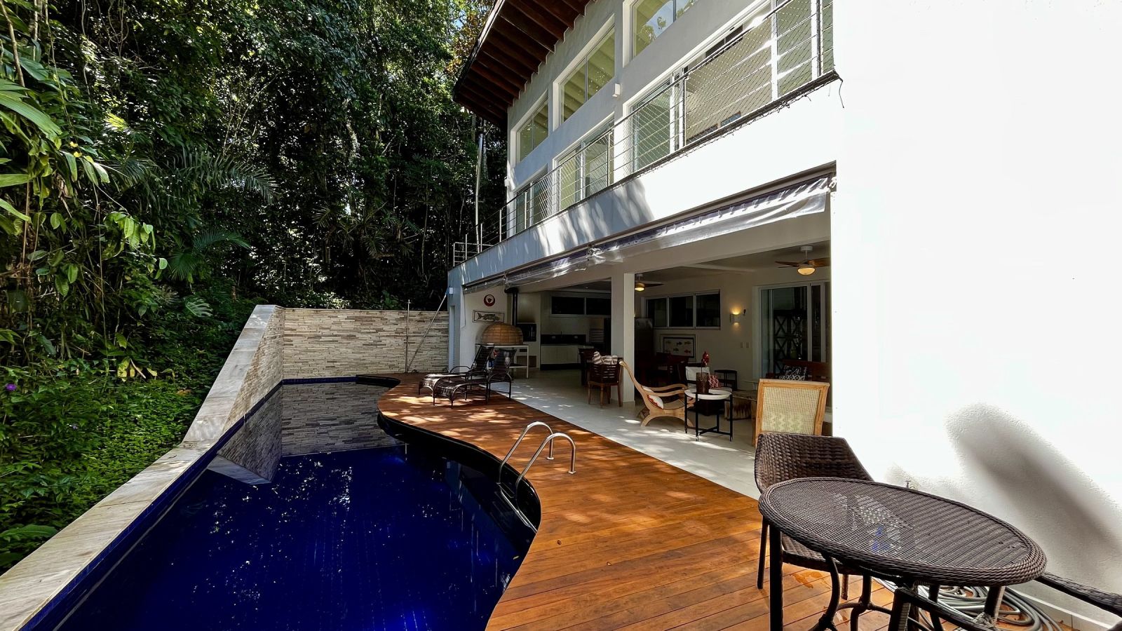 Deck da piscina com mesa ao ar livre
