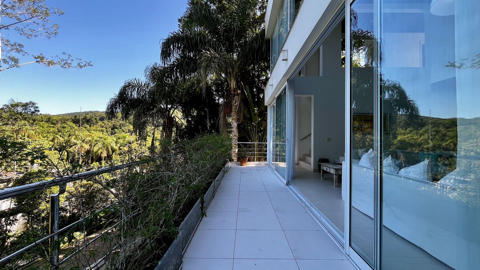 Varanda com vista para a mata e a serra