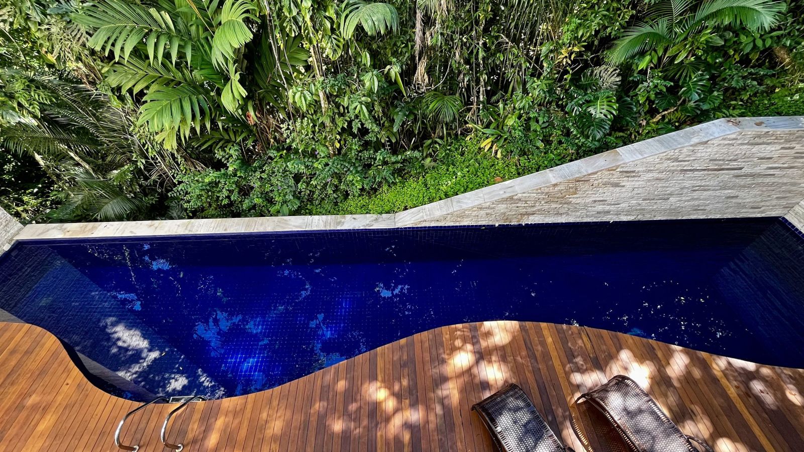 Piscina e deck vistos da varanda superior