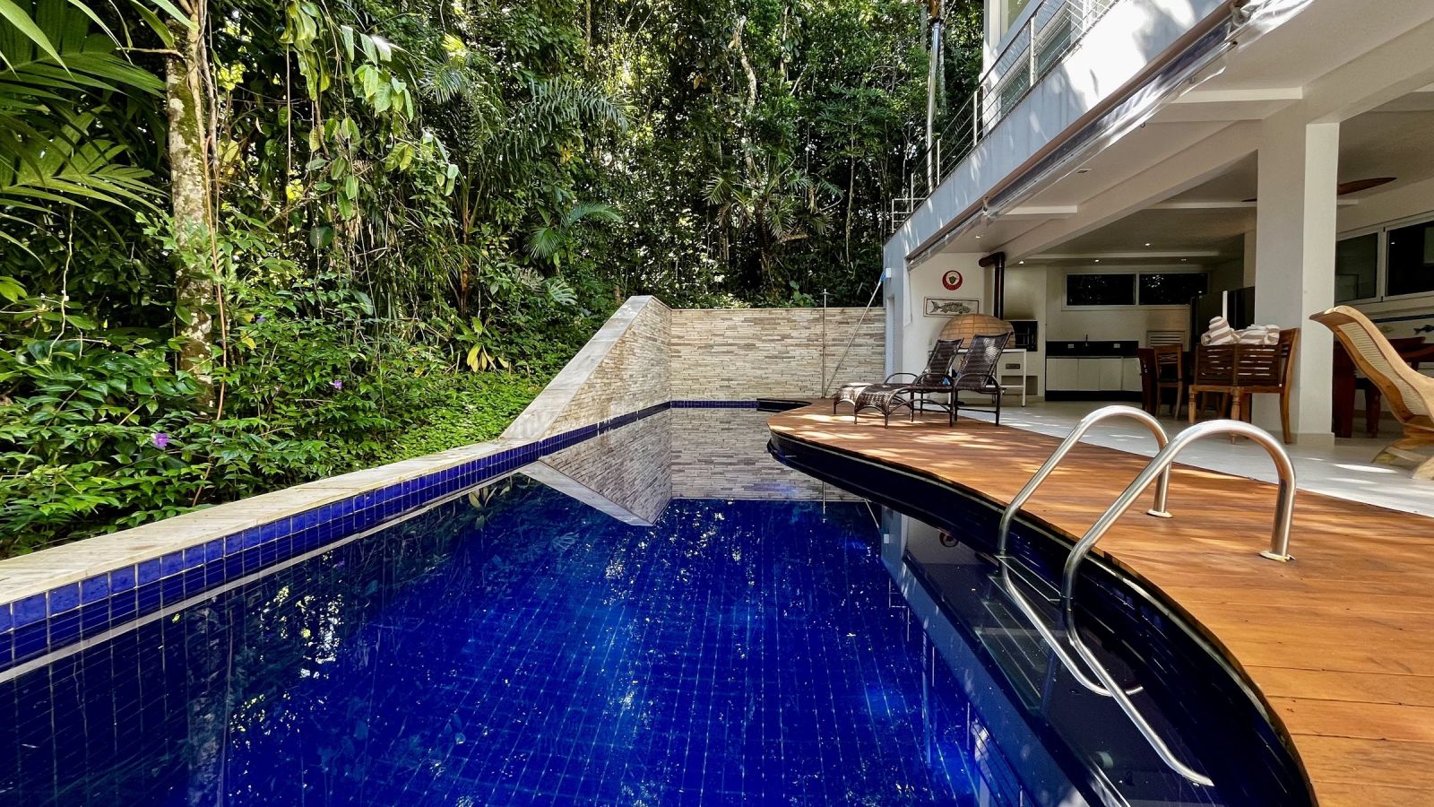 Piscina e deck integrados à varanda