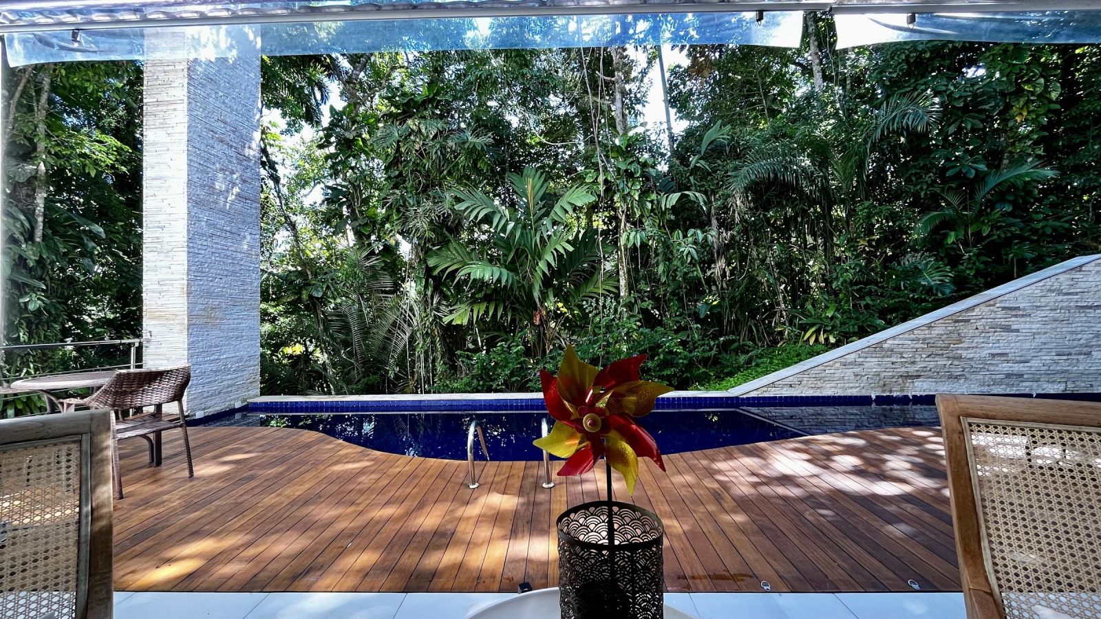 Vista da varanda para a piscina