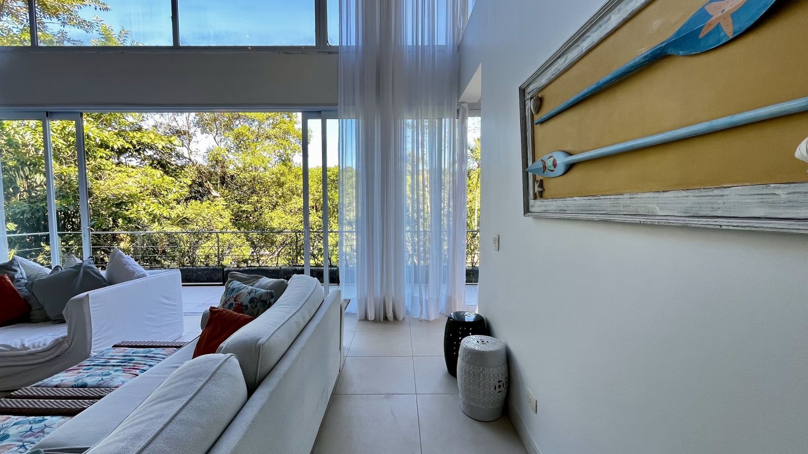 Sala de estar aberta para a mata