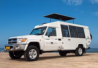 Safari vehicle with pop-up roof