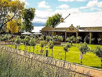 The face of the Su Casa Restaurant and manicured lawns.